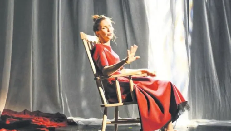 Tek kişilik oyunla sahnede