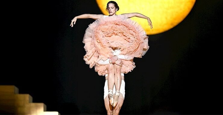 Timothée Chalamet Yanılıyor; Rosalía’nın “Lux” Turnesi Bale ve Operanın Estetiğini Sahneye Taşıyor