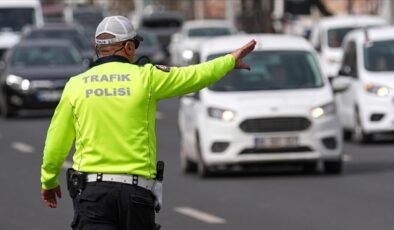 Trafik Kanunu'ndaki düzenleme sonrası ilk ceza bir polise kesildi