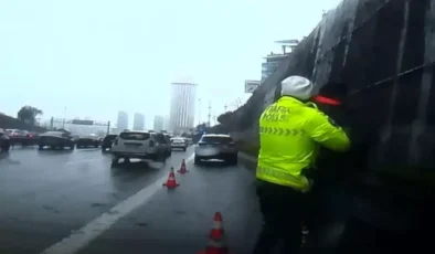 Emniyet şeridinde şoke eden anlar! Polisler anında müdahale etti