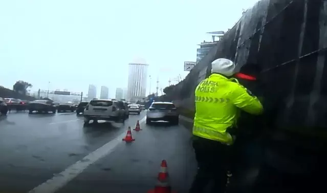 Emniyet şeridinde şoke eden anlar! Polisler anında müdahale etti