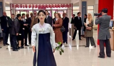 Üniversitede insansı robot! Öğretmenlerle işbirliği içinde çalışıyor