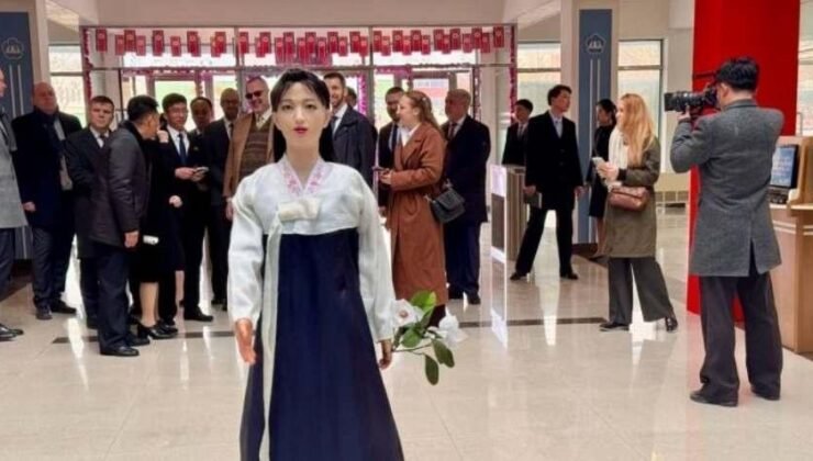 Üniversitede insansı robot! Öğretmenlerle işbirliği içinde çalışıyor