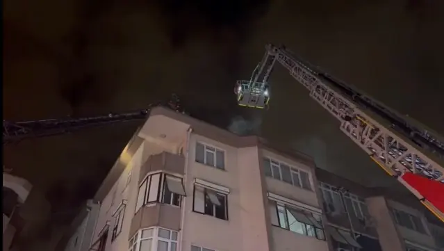 Üsküdar'da çatı yangını: Ekipler hızla müdahale etti