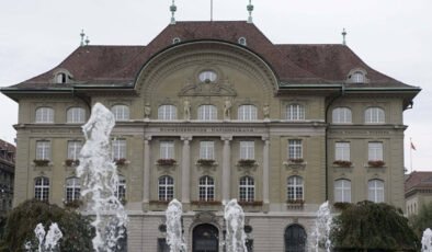 İsviçre Merkez Bankası politika faizini sabit tuttu