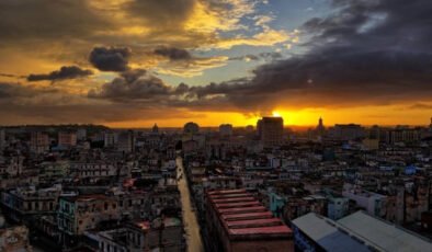 Küba bir haftada ikinci kez karanlığa gömüldü!