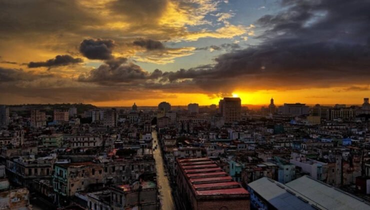 Küba bir haftada ikinci kez karanlığa gömüldü!