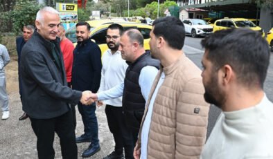 Taksicilerle bayramlaşan Bakan Ersoy yeni hat taleplerini dinledi