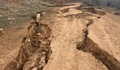 Yer yarıldı, görüntüler dehşete düşürdü! Kimse bölgeye yaklaşamıyor