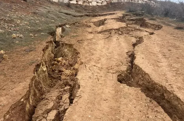 Yer yarıldı, görüntüler dehşete düşürdü! Kimse bölgeye yaklaşamıyor