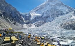 Everest’te büyük dolandırıcılık: Önce fare pisliğiyle hasta ettiler sonra kurtardılar