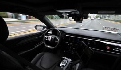 Çin’de sürücüsüz taksiler yolda kaldı