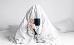 Bilim insanı 'kronik uykusuzluk' riskine karşı iki nedeni açıkladı: Gece uykusu neden 03.00’te bölünüyor?