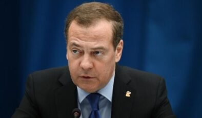 Medvedev: Trump'ın aşağılamaları sonrası Macron, Rusya'nın haklılığını kabul edebilir