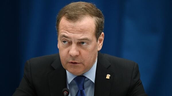 Medvedev: Trump'ın aşağılamaları sonrası Macron, Rusya'nın haklılığını kabul edebilir