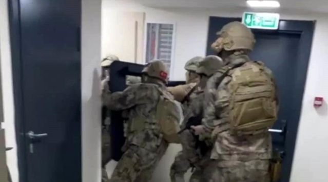 15 yıl hapis cezasıyla aranan suç makinesi kıskıvrak yakalandı