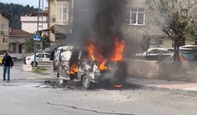 Ataşehir'de hafif ticari araç alev alev yandı