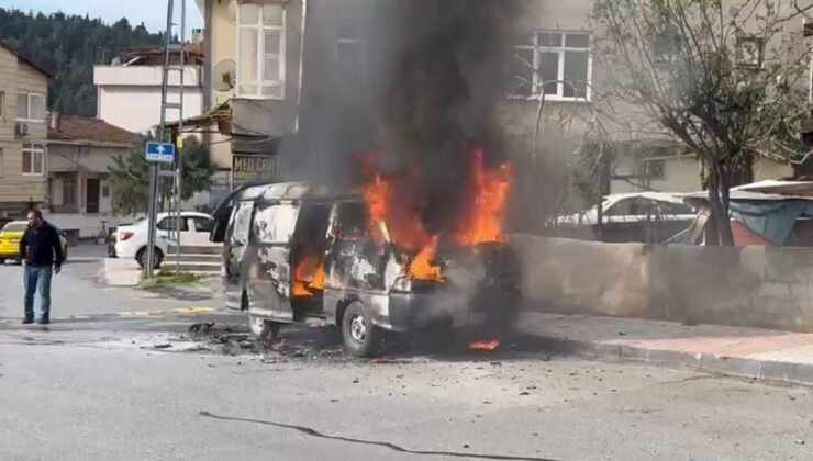 Ataşehir'de hafif ticari araç alev alev yandı