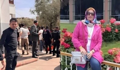 Kahramanmaraş'taki okul saldırısında öğrencilerine siper olmuştu: Ayla öğretmenin eşi cenazede fenalaştı!