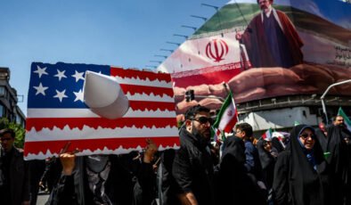 Hamaney’in 40. gün anmasında binlerce kişi yürüdü