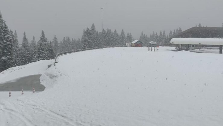 İlkbahar yerini kışa bıraktı, turizm şehri beyaza büründü
