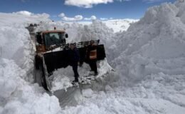 4 aydır kar nedeniyle kapalı olan Ardahan-Ardanuç kara yolu ulaşıma açıldı