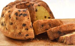 Çay saatlerinin vazgeçilmezi: Yumuşacık dokusuyla üzümlü kek tarifi