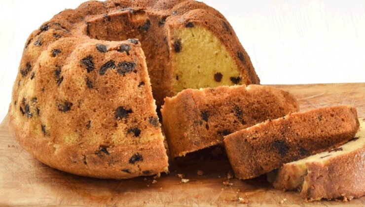 Çay saatlerinin vazgeçilmezi: Yumuşacık dokusuyla üzümlü kek tarifi