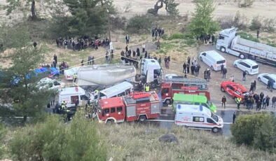 Feci kaza… Tarım işçilerini taşıyan minibüsle beton mikseri çarpıştı: 7 ölü, 7 yaralı!