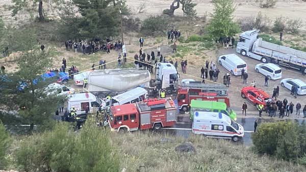 Feci kaza… Tarım işçilerini taşıyan minibüsle beton mikseri çarpıştı: 7 ölü, 7 yaralı!