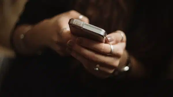 Yunanistan da 15 yaş altı çocuklar için sosyal medya kullanımını yasaklayacak