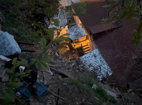 Sarıyer’de toprak kayması sonucu 6 binaya tahliye kararı verildi