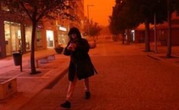 Yunanistan’da film sahnelerini aratmayan görüntü! Gökyüzü kırmızıya büründü