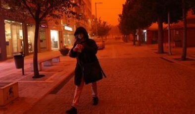 Yunanistan’da film sahnelerini aratmayan görüntü! Gökyüzü kırmızıya büründü