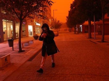 Yunanistan’da film sahnelerini aratmayan görüntü! Gökyüzü kırmızıya büründü