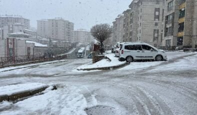 Nisan ayının ortasında yoğun kar yağışı: Yüksekova beyaza büründü