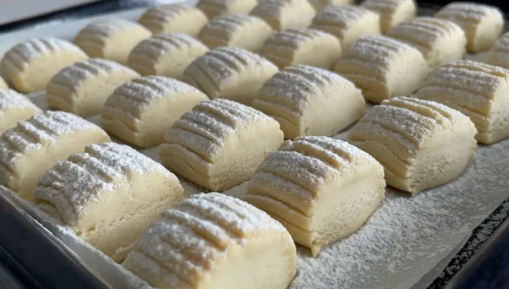 Çay saatlerinin klasiği: Ağızda dağılan un kurabiyesi tarifi