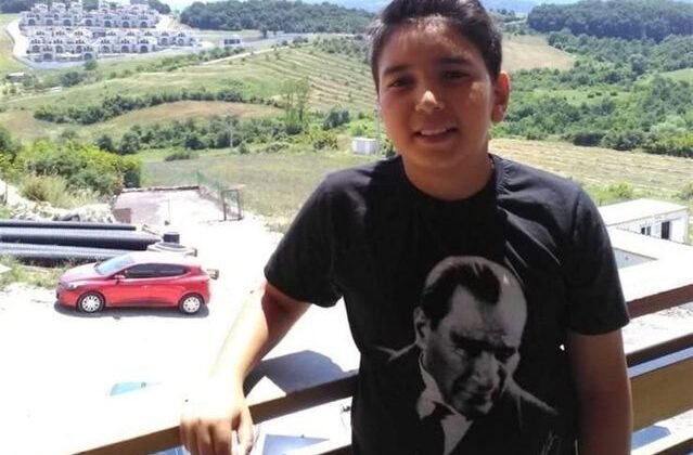 8 yıl önce tüfekle öldürülen Kerem'in ailesinin avukatı duruşma salonunda bastonla olayı canlandırdı