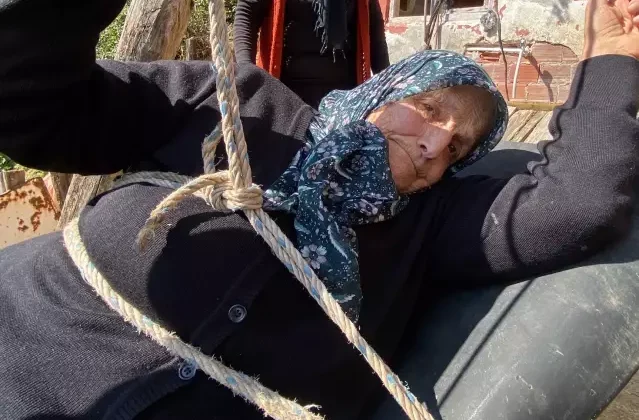 82 yaşındaki kadın, 20 yıldır çelik telli teleferikle evine ulaşıyor