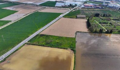 İzmir Torbalı’da sağanak tarımı vurdu: Araziler göle döndü
