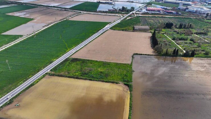 İzmir Torbalı’da sağanak tarımı vurdu: Araziler göle döndü