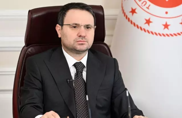 Bakan Akın Gürlek'i taşıyan uçak Diyarbakır'a inemedi