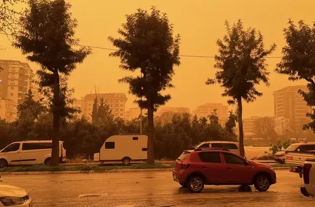 Afrika'dan gelen çöl tozu Türkiye'ye giriş yaptı! Bazı illerimizde göz gözü görmüyor