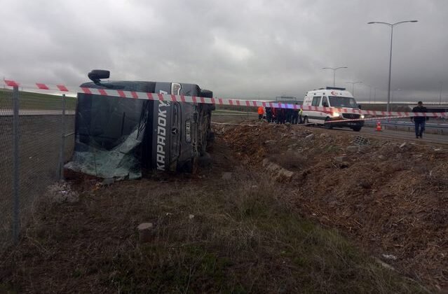 Aksaray'da tur otobüsü devrildi: 20 yaralı