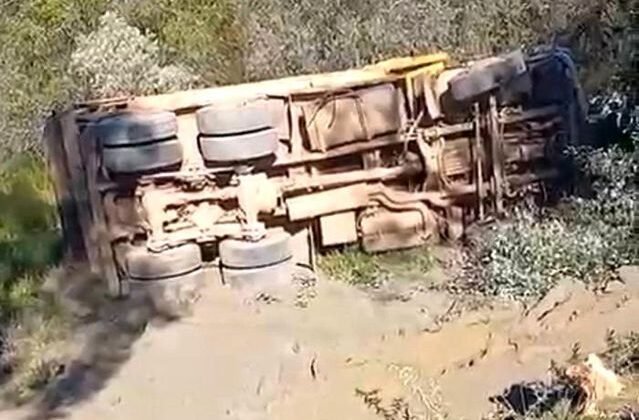 Alanya'da kamyon devrildi: Sürücü hayatını kaybetti