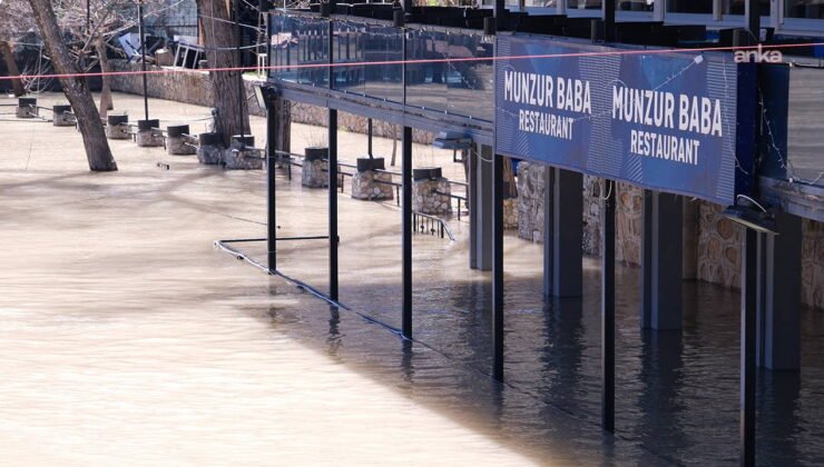 Munzur Nehri'nin debisi yükseldi: Restoranların bahçe kısmı su altında kaldı