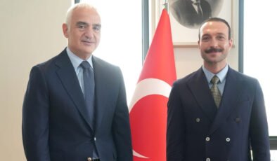 Bakan Ersoy'dan oyuncu Görkem Sevindik’e Filistin desteği