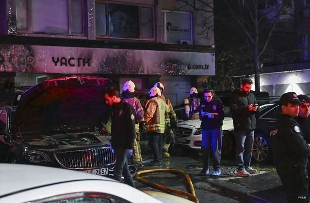 Beşiktaş'ta araç kiralama şirketinde çıkan yangında 14 araç zarar gördü