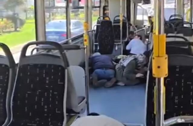 İETT otobüsü terör çatışmasının ortasında kaldı! Yolcular panikle yere yattı