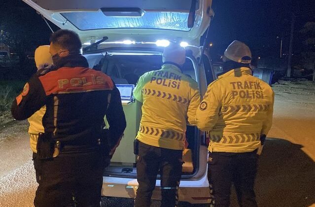 Bolu'da polis, durdurduğu aracın sürücüsüne hangi suçtan ceza yazacağını şaşırdı